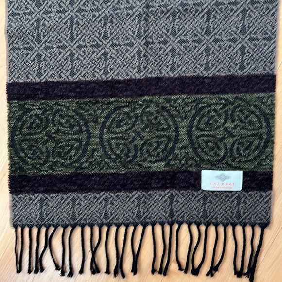 🏴󠁧󠁢󠁳󠁣󠁴󠁿Wool Blend Scarf by Calzeat Celtic Collection | Made in Scotland 15”x61” - Picture 6 of 17